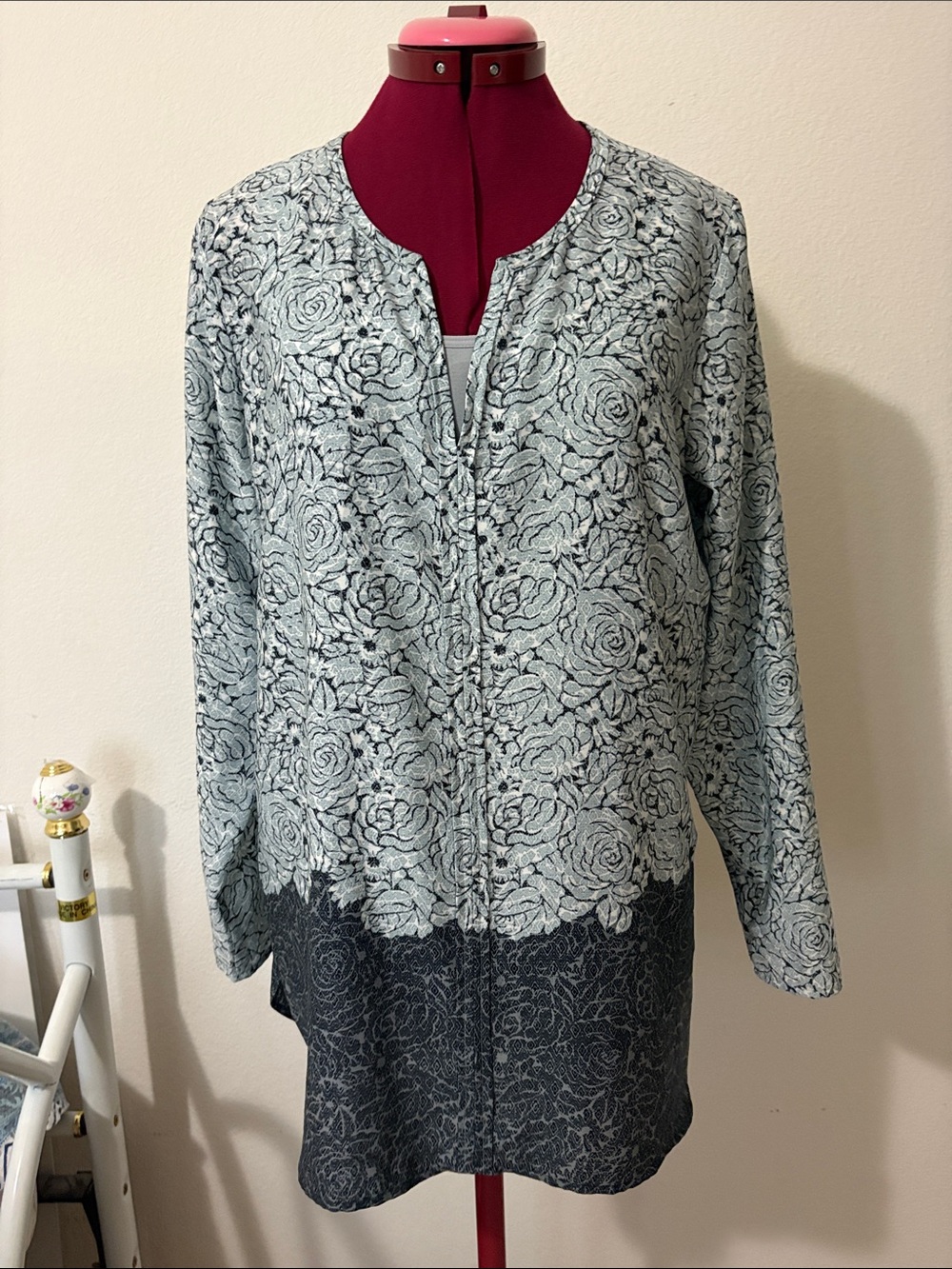 Ann Taylor Size Medium long sleeves floral V neck tunic blouse 100% polyester
